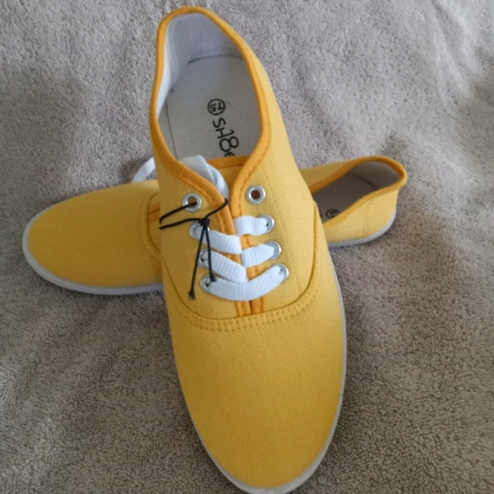 Ladies canvas lace up sneakers. Mustard color 7.5